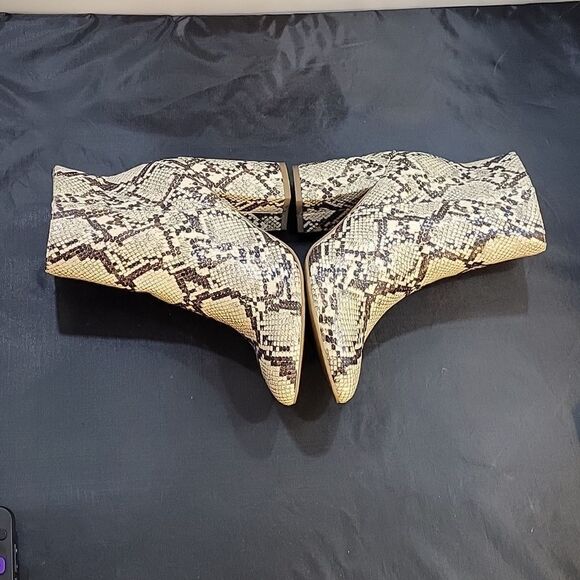 SUGAR SGR-EVVIE ANIMAL PRINT POINTED TOE BLOCK HEEL ANKLE BOOTIE - Picture 13 of 16